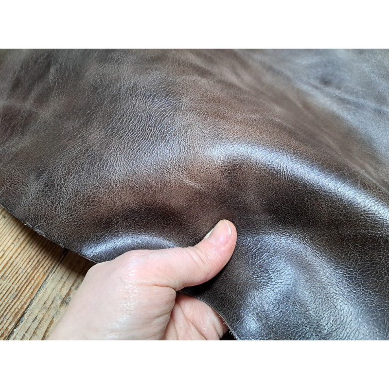 Demi-peau de cuir de vachette ciré pullup marron ébène nuancé - maroquinerie - Cuir en stock