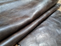 Demi-peau de cuir de vachette ciré pullup marron ébène nuancé - maroquinerie - cuirenstock