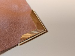 Embellissement - maroquinerie - coin protecteur d'angle - 36 mm - laiton - Cuir en stock