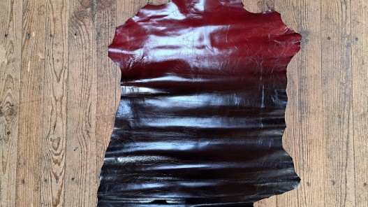 Peau de cuir de chèvre effet dégradé - rouge et noir - maroquinerie - Cuir en Stock