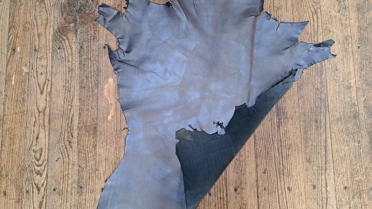 Peau de cuir de chèvre métallisé nuancé - gris bleuté - maroquinerie - cuir en stock