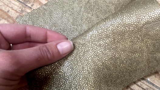 Morceau de cuir de veau grain caviar doré différentes dimensions prêt à l'emploi maroquinerie cuir en stock