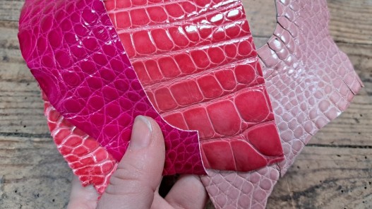 Lot de 3 morceaux de cuir de crocodile véritable rose - bijou - maroquinerie - accessoire - Cuir en Stock