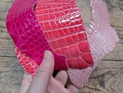 Lot de 3 morceaux de cuir de crocodile véritable rose - bijou - maroquinerie - accessoire - Cuir en Stock