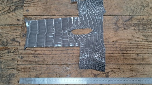 Morceau de cuir crocodile véritable - gris clair - Cuir en stock