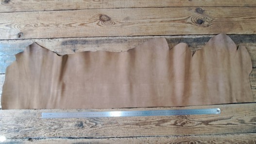 Morceau de cuir de collet de vache tannage végétal - nubuck brun clair - cuir à ceinture - Cuir en Stock