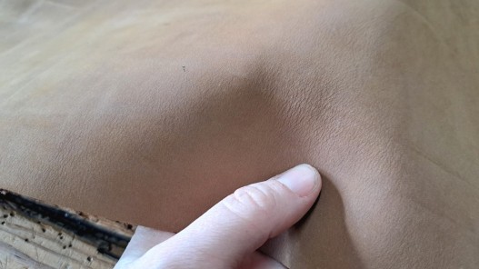 Morceau de cuir de collet de vache tannage végétal - nubuck brun clair - cuir à ceinture - Cuir en stock