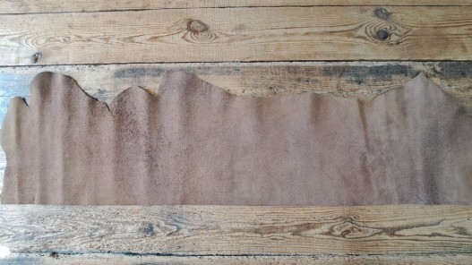 Morceau de cuir de collet de vache tannage végétal - nubuck brun clair - cuir à ceinture - cuir en stock
