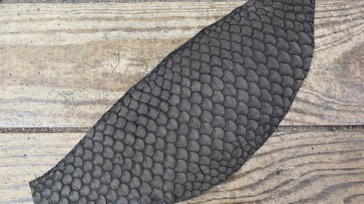 Cuir de poisson Tilapia marron mat maroquinerie bijoux accessoire Cuir en stock