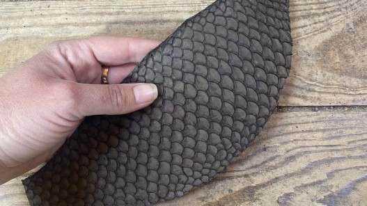 Cuir de poisson Tilapia marron mat maroquinerie bijoux accessoire cuir en stock