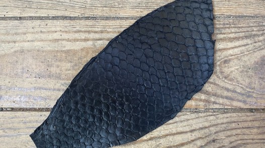 Cuir de poisson Tilapia noir mat maroquinerie bijoux accessoire Cuir en stock