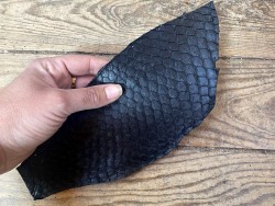 Cuir de poisson Tilapia noir mat maroquinerie bijoux accessoire cuir en stock