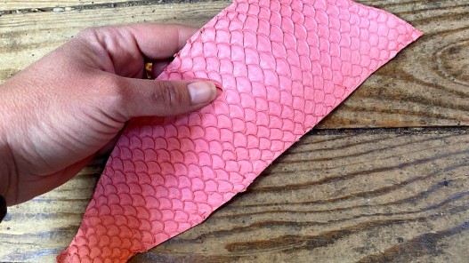 Cuir de poisson Tilapia rose mat maroquinerie bijoux accessoire cuir en stock
