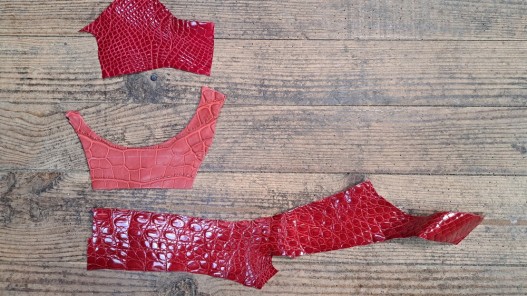 Lot de 3 morceaux de cuir de crocodile véritable rouge - bijou - maroquinerie - accessoire - Cuir en stock