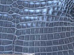 Morceau de cuir exotique - cuir de crocodile véritable- gris - bijoux et accessoires - Cuir en Stock