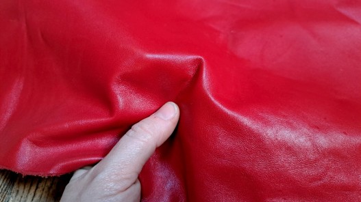 Demi-peau de veau - Rouge cerise - maroquinerie - cuir en stock