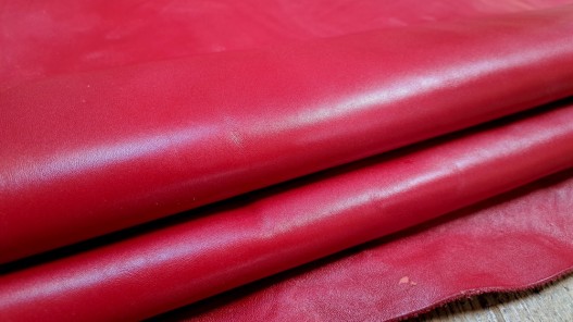 Demi peau de cuir de veau lisse rouge cerise maroquinerie ameublement accessoire cuirenstock