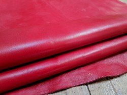 Demi peau de cuir de veau lisse rouge cerise maroquinerie ameublement accessoire cuirenstock