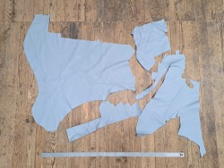 chutes de cuir de veau - bleu ciel - maroquinerie - Cuir en stock