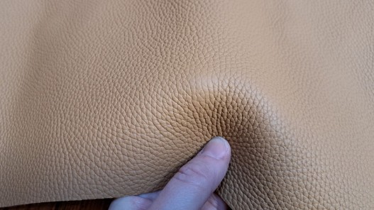Grand morceau de cuir de taurillon - camel - maroquinerie - Cuir en stock