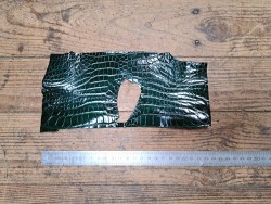 Morceau de peau de cuir de crocodile vert anglais - maroquinerie - bijou - Cuir en stock