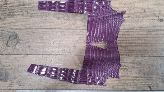 Morceau de cuir de crocodile violet lavande - Cuir en stock