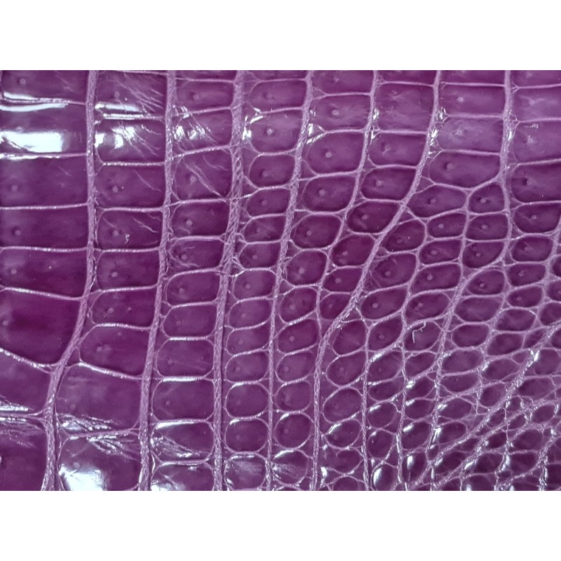 Morceau de cuir de crocodile violet lavande - Cuir en Stock