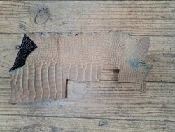 Morceau de cuir crocodile véritable -noir bleuté - Cuir en stock