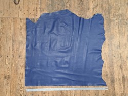 Grand morceau de cuir de taurillon - gros grain - couleur bleu pétrole - cuir en stock