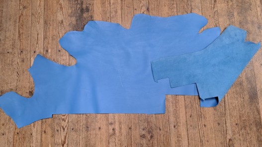 Demi-peau de cuir vache grainée - bleu azure - maroquinerie - accessoires - Cuir en Stock