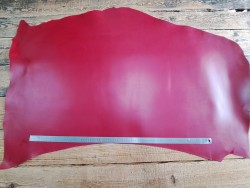 Grand morceau de cuir de collet tannage végétal rouge bordeaux - cuir à ceinture - Cuir en Stock