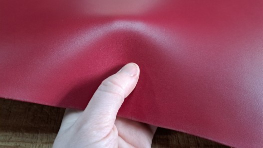 Grand morceau de cuir de collet tannage végétal rouge bordeaux - cuir à ceinture - Cuir en stock