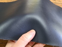 Grand morceau de cuir de collet de vache tannage végétal bleu marine - Cuir en Stock