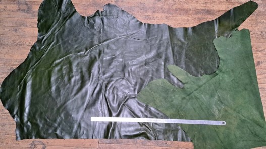 Bande de cuir de vachette finition ciré pullup vert forêt - maroquinerie - Cuir en stock