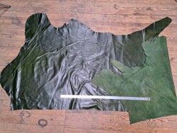 Bande de cuir de vachette finition ciré pullup vert forêt - maroquinerie - Cuir en stock