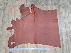 Demi-peau de cuir de vachette ciré pullup brun rouge maroquinerie Cuir en stock
