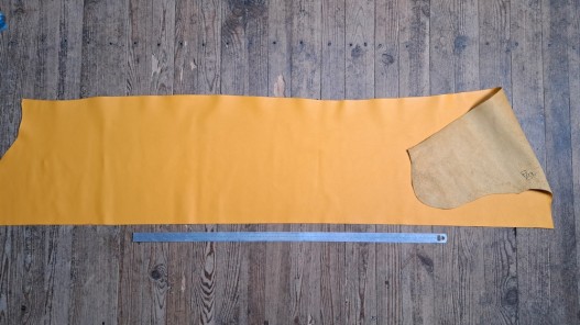 Grand morceau de cuir de vachette jaune - maroquinerie - ameublement - Cuir en Stock