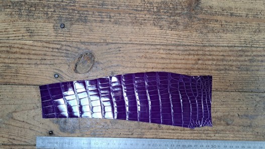 Morceau de cuir crocodile véritable - violet - cuirenstock