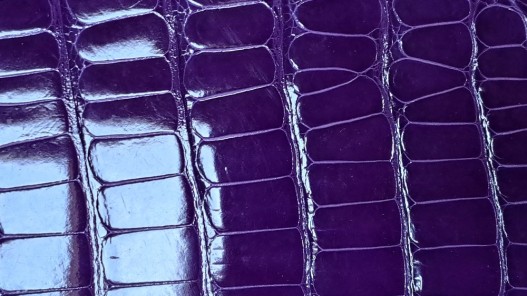 Morceau de cuir crocodile véritable - violet - cuir en stock