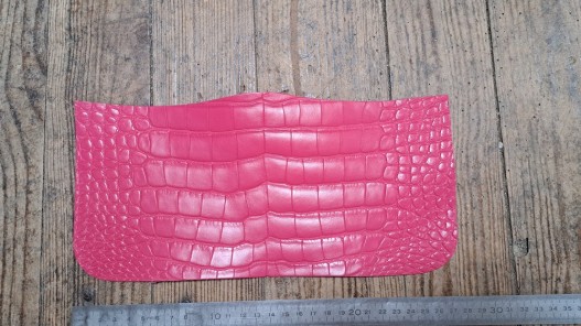 morceau de cuir de crocodile véritable rose - Cuir en stock