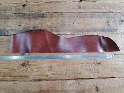 Morceau de collet de vache végétal - brun rouge - cuir en stock