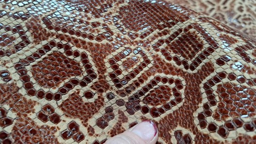 Demi peau de cuir de veau grain façon serpent - brun rouge - maroquinerie - cuirenstock
