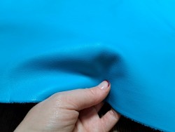 Demi peau de cuir de veau lisse bleu  maroquinerie ameublement accessoire Cuir en stock
