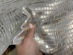 Peau de veau velours métallisé grain croco - Gris perle - Maroquinerie - Cuir en stock