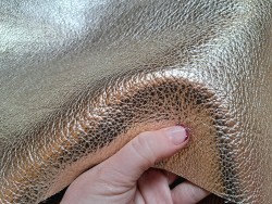 Grand morceau de cuir de taurillon - gros grain - couleur or - Cuirenstock