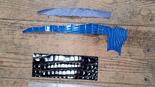 Lot de 3 morceaux de cuir de crocodile véritable bleu - bijou - maroquinerie - accessoire - Cuir en stock