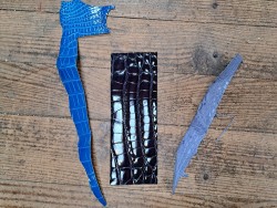 Lot de 3 morceaux de cuir de crocodile véritable bleu - bijou - maroquinerie - accessoire - Cuir en Stock