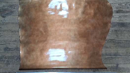 Demi peau de cuir de vache vernis - Orange métal - maroquinerie - cuir en stock
