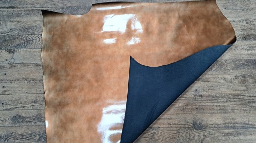 Demi peau de cuir de vache vernis - Orange métal - maroquinerie - Cuir en stock