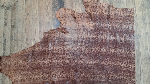 Demi peau de cuir de veau grain façon serpent - brun rouge - maroquinerie - Cuir en stock